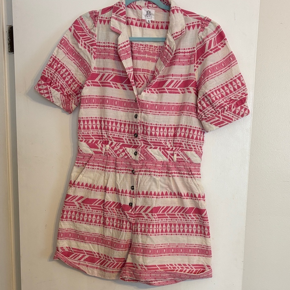 dRA Los Angeles Pink & White Patterned Shirt Sleeve Romper. Size M